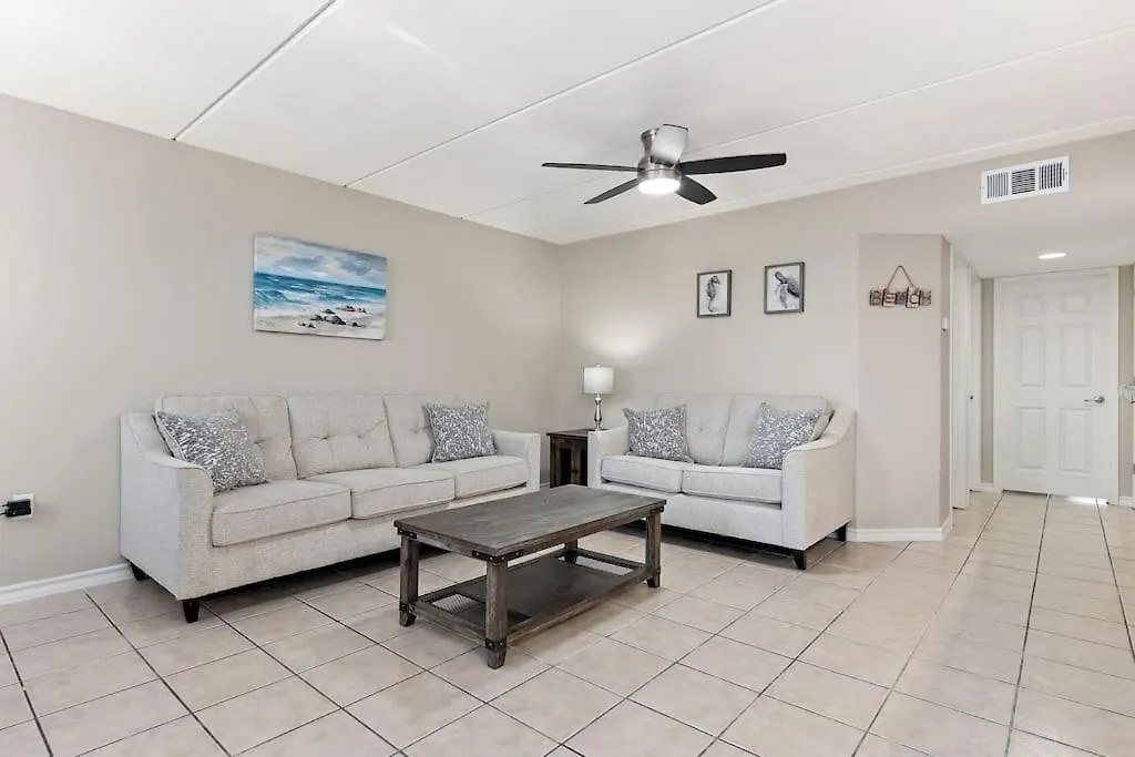 2 Bed 1 Bath By & Entertainment Holiday home