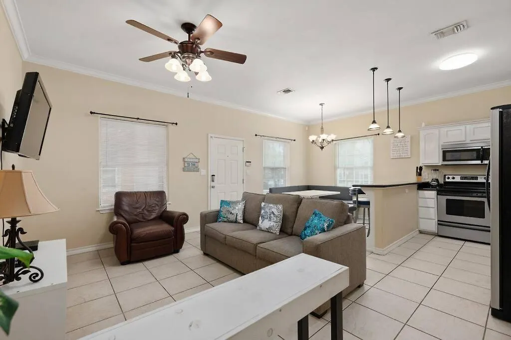 Luxury 3 Bed 2 Bath 1st Floor Near
