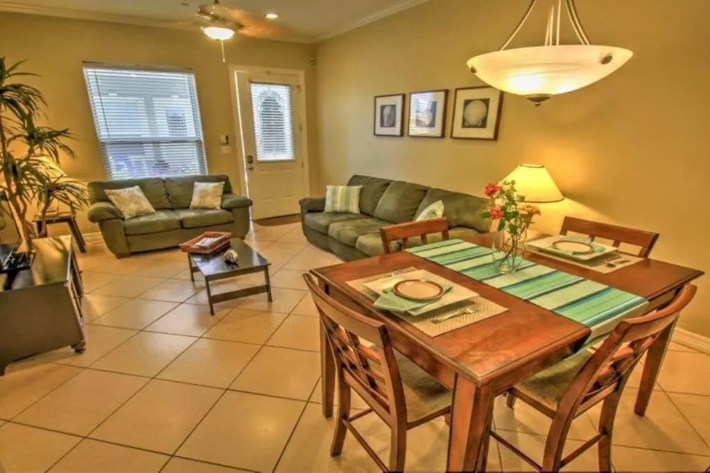 Holiday home 2 Bed 2 Bath 1st Floor By W Pool *