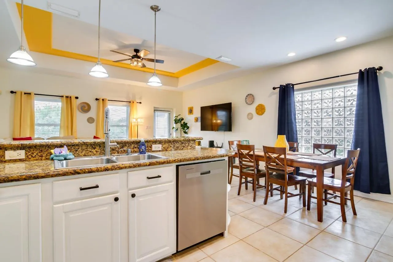 Holiday home Oceanside Mars Oasis Heated Pool, Steps To Beach! South Padre Island