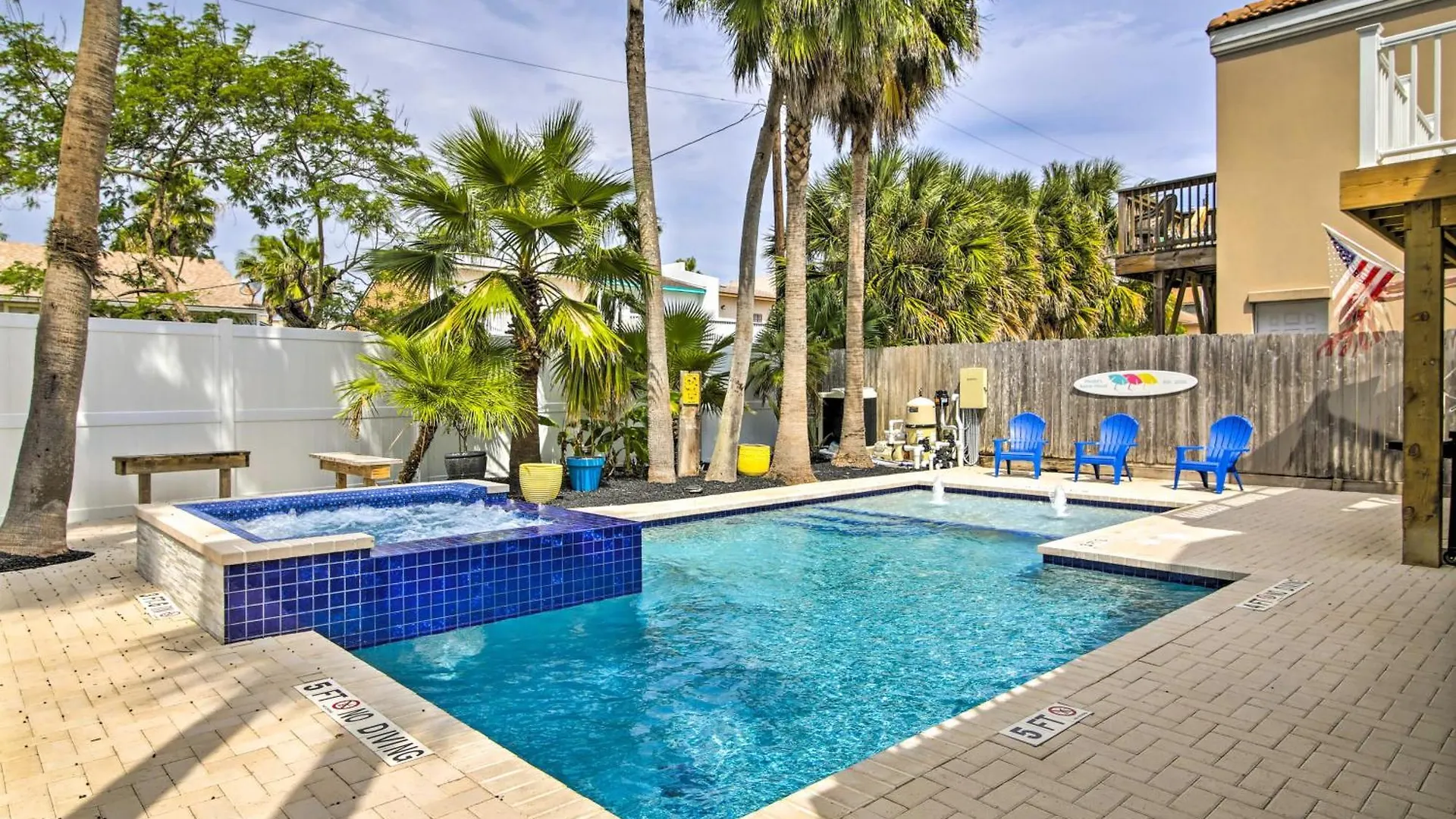 With Pool And Hot Tub Less Than 1 Block To Beach! Holiday home South Padre Island
