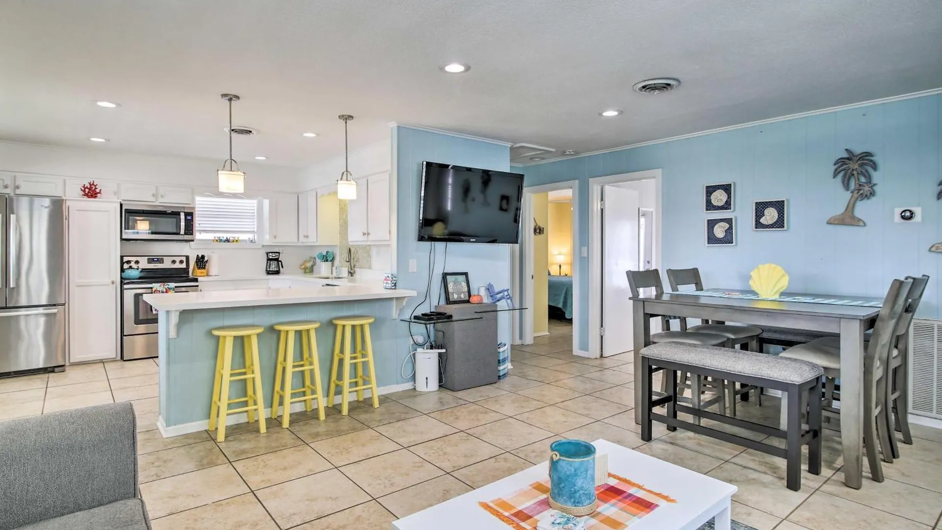 With Pool And Hot Tub Less Than 1 Block To Beach! * South Padre Island