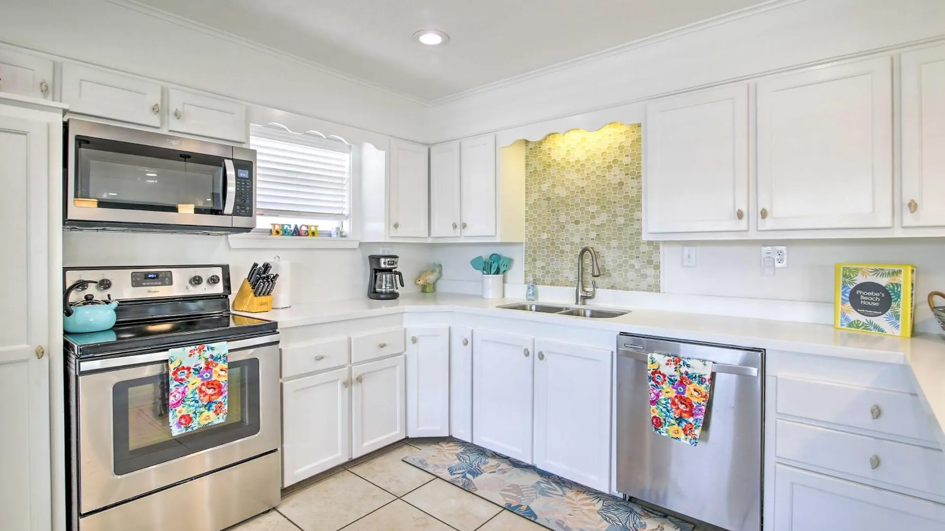 With Pool And Hot Tub Less Than 1 Block To Beach!