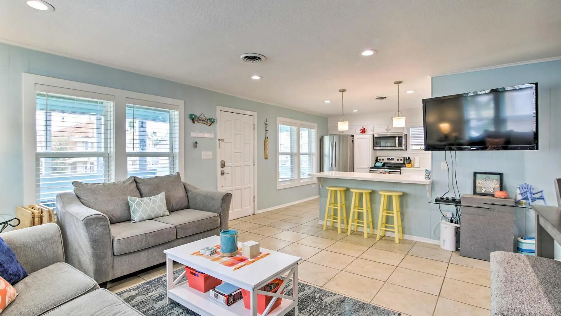 With Pool And Hot Tub Less Than 1 Block To Beach! Holiday home *