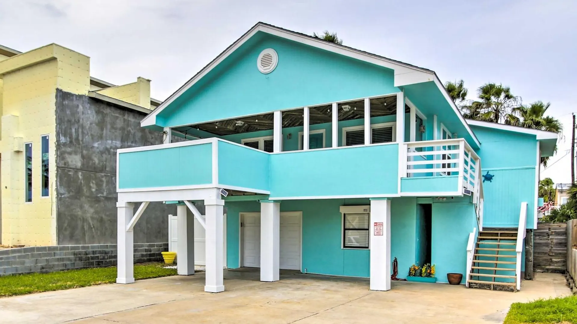 With Pool And Hot Tub Less Than 1 Block To Beach! Holiday home