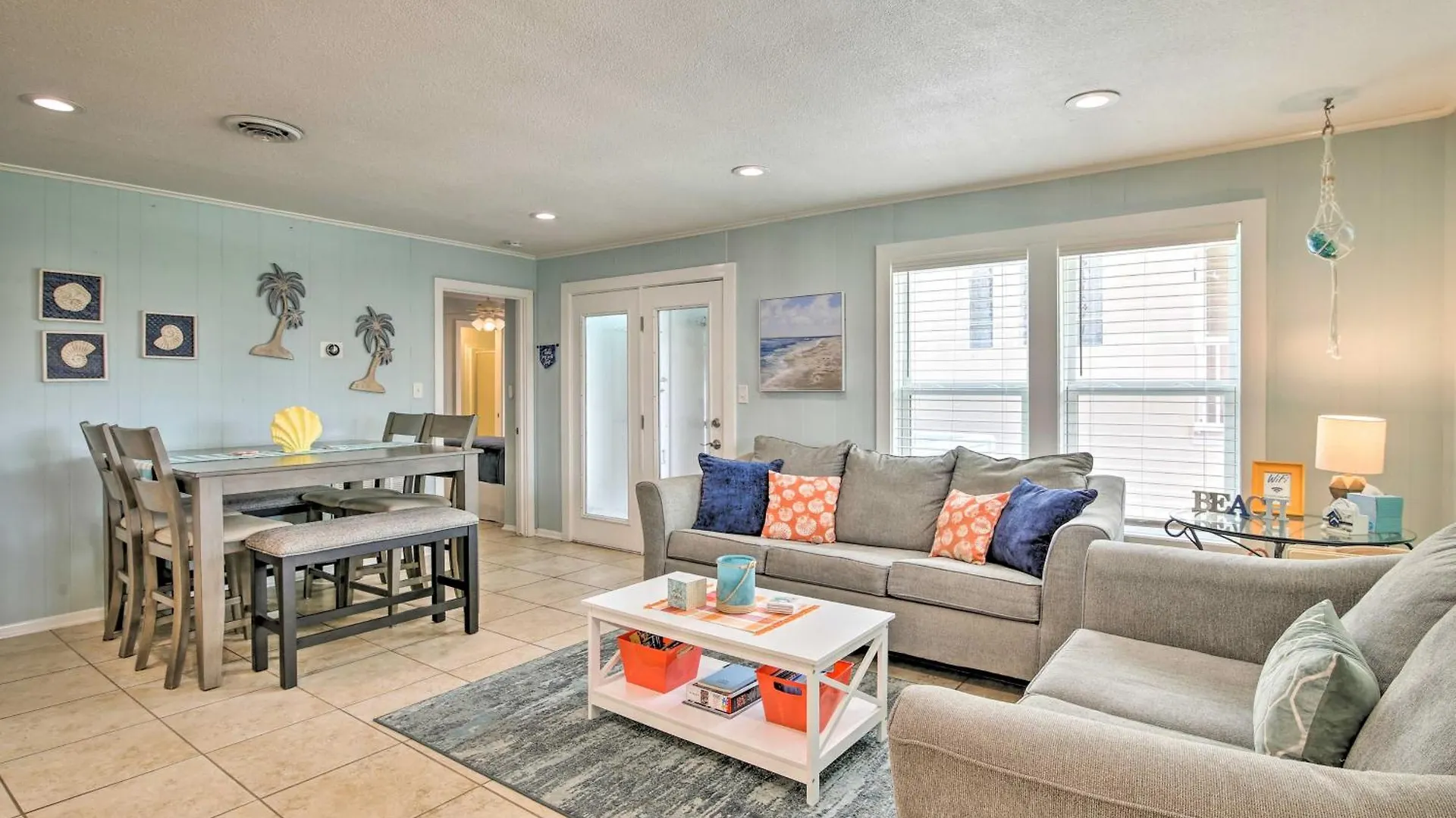 With Pool And Hot Tub Less Than 1 Block To Beach!