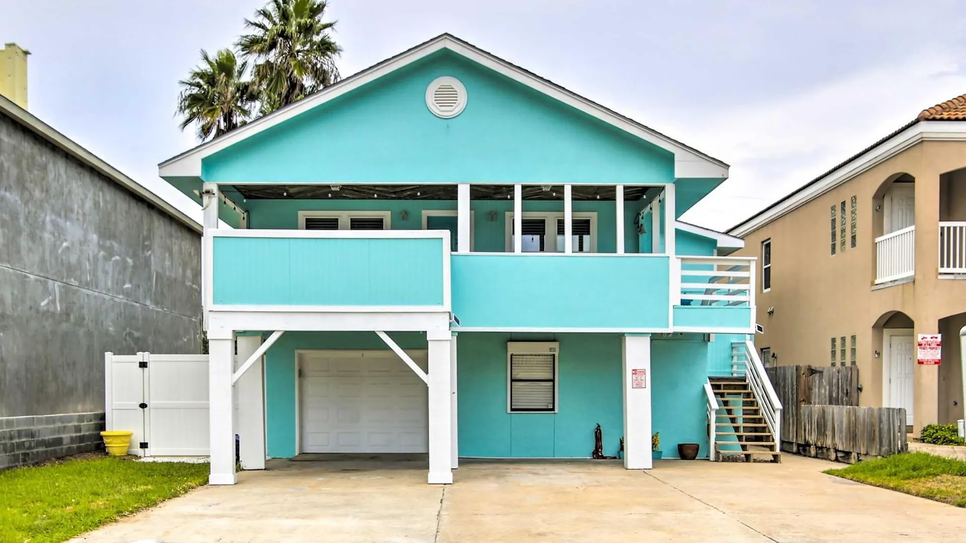 Holiday home With Pool And Hot Tub Less Than 1 Block To Beach!