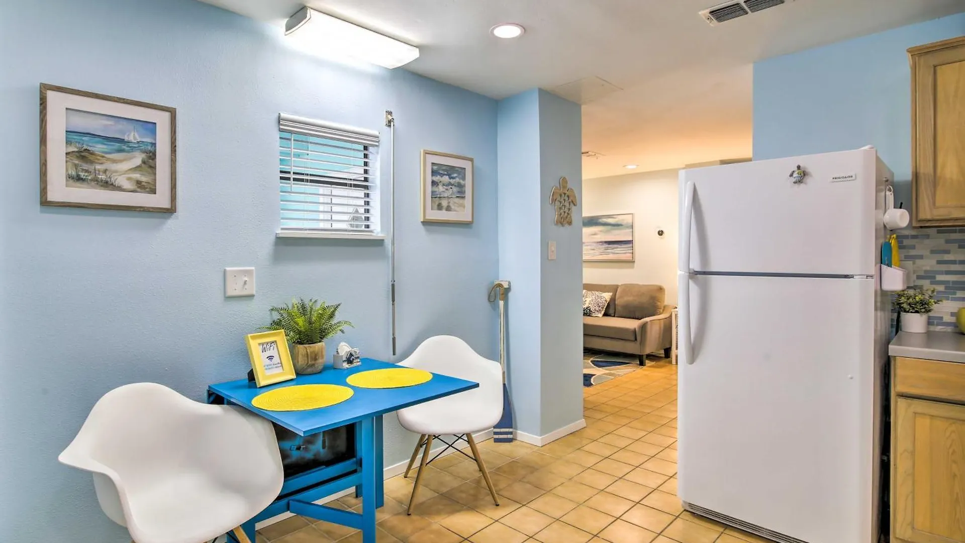With Pool And Hot Tub Less Than 1 Block To Beach!