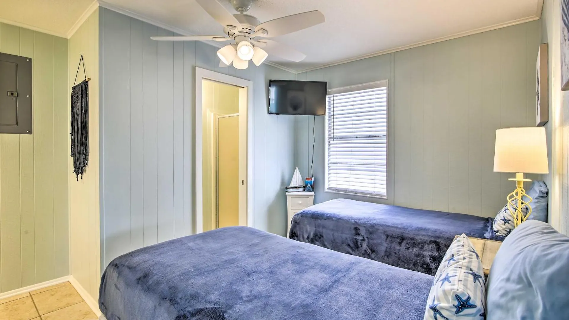 With Pool And Hot Tub Less Than 1 Block To Beach! Holiday home South Padre Island