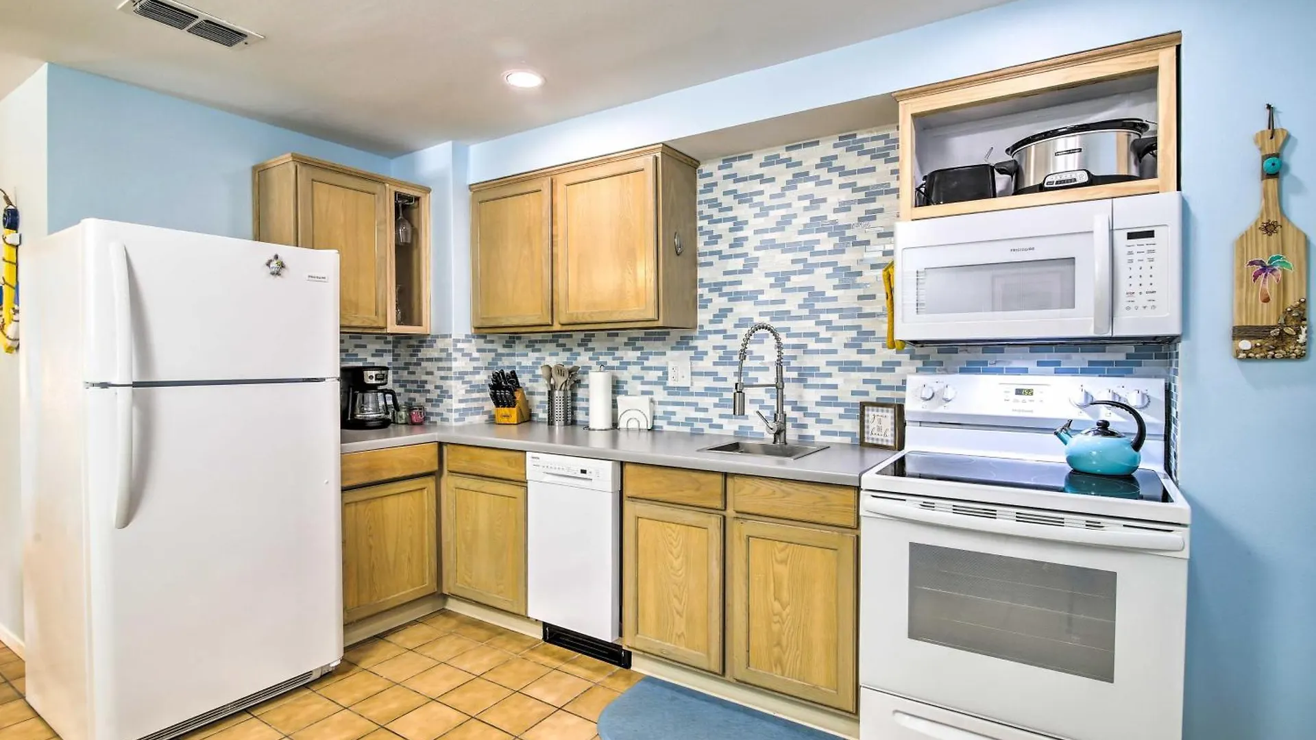 Holiday home With Pool And Hot Tub Less Than 1 Block To Beach! *