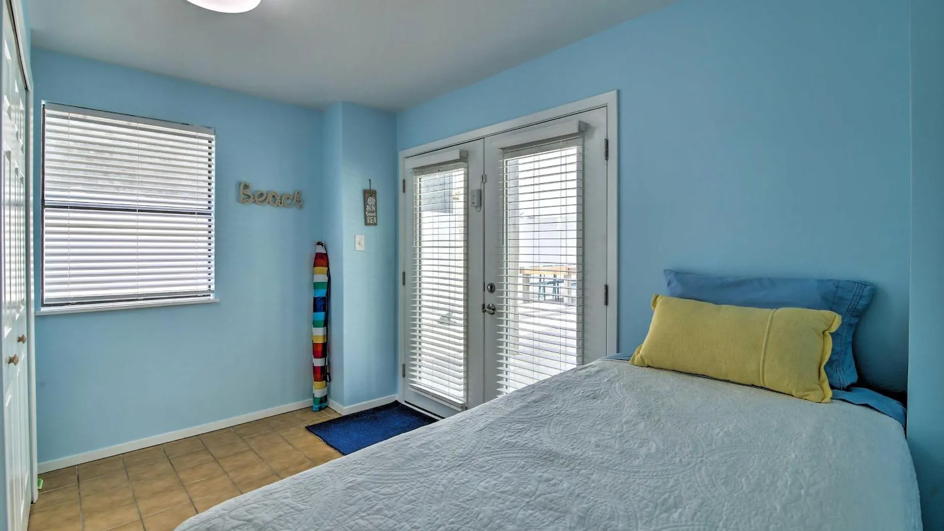With Pool And Hot Tub Less Than 1 Block To Beach! Holiday home South Padre Island