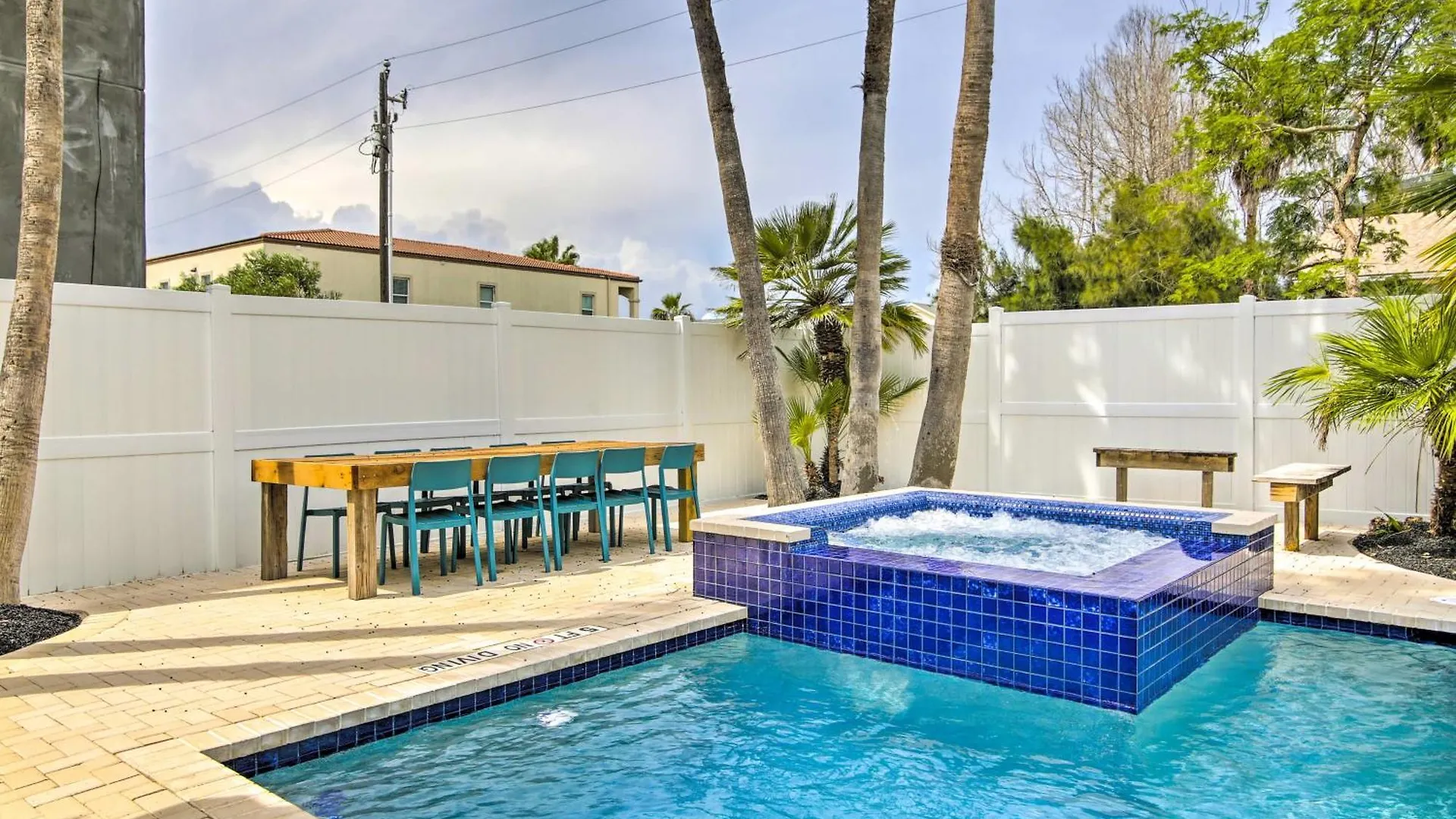 With Pool And Hot Tub Less Than 1 Block To Beach! Holiday home