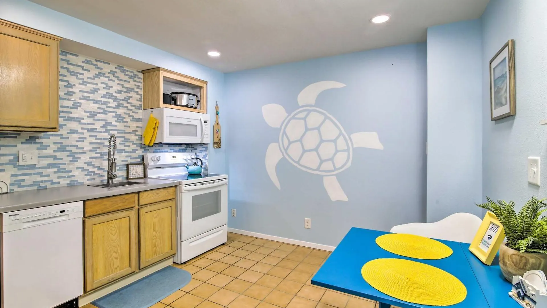 With Pool And Hot Tub Less Than 1 Block To Beach! Holiday home *
