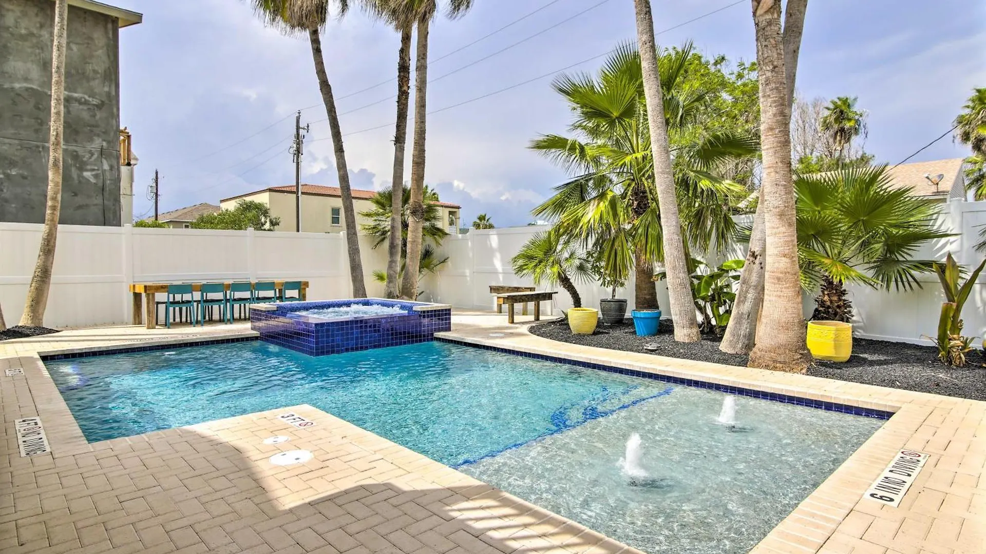 With Pool And Hot Tub Less Than 1 Block To Beach! *
