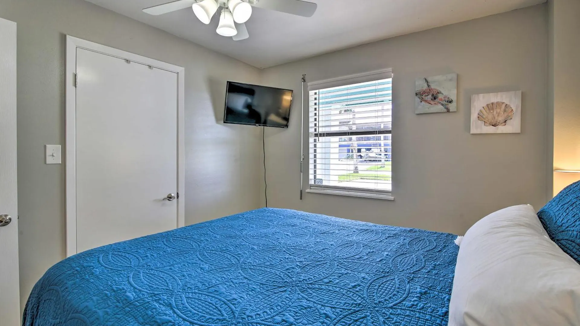 Holiday home With Pool And Hot Tub Less Than 1 Block To Beach! South Padre Island