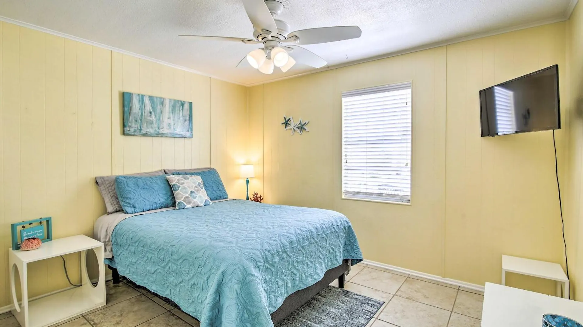 With Pool And Hot Tub Less Than 1 Block To Beach! Holiday home