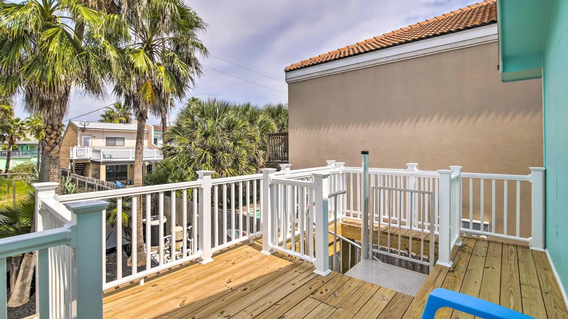 With Pool And Hot Tub Less Than 1 Block To Beach! *