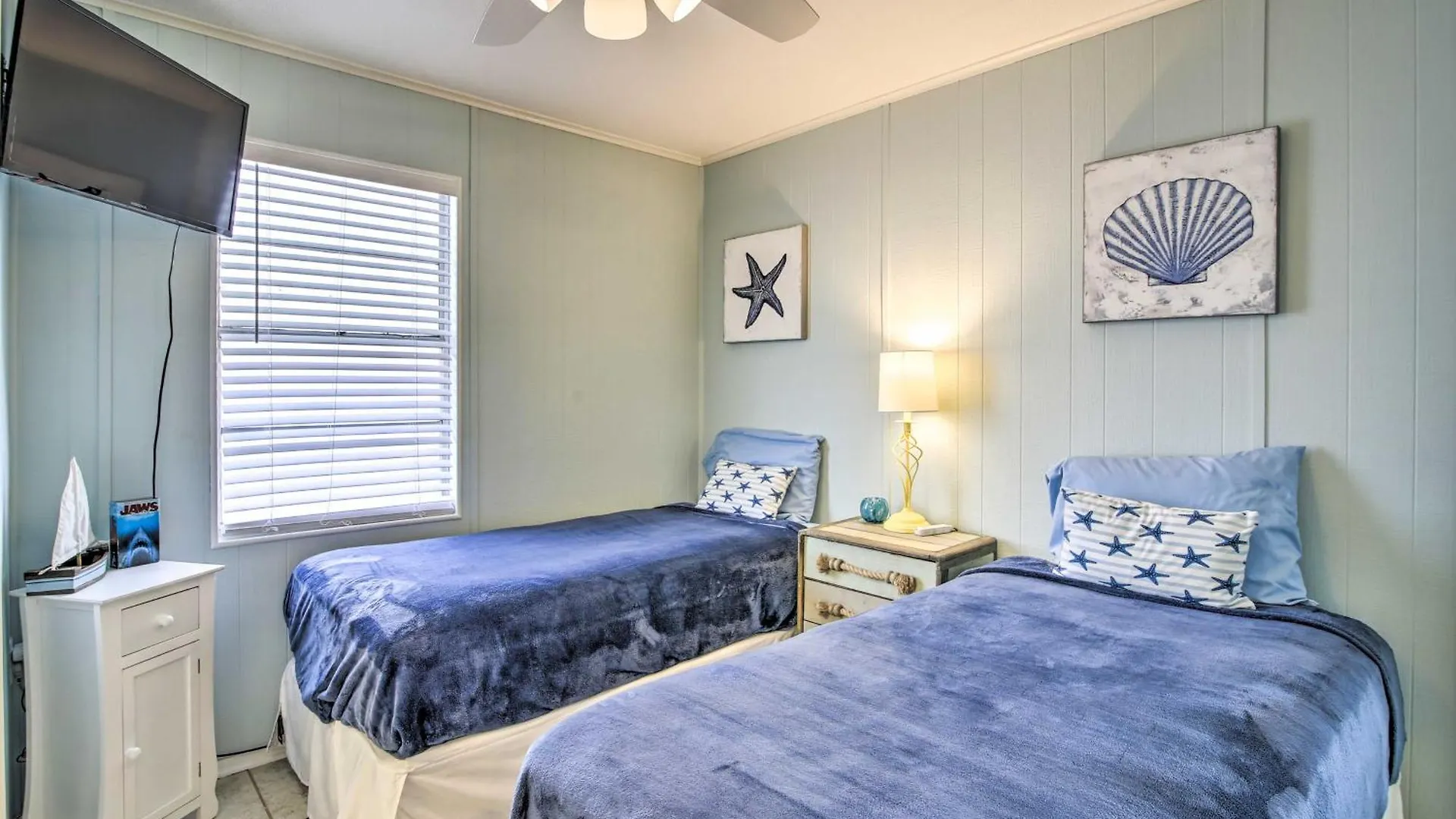 With Pool And Hot Tub Less Than 1 Block To Beach! *