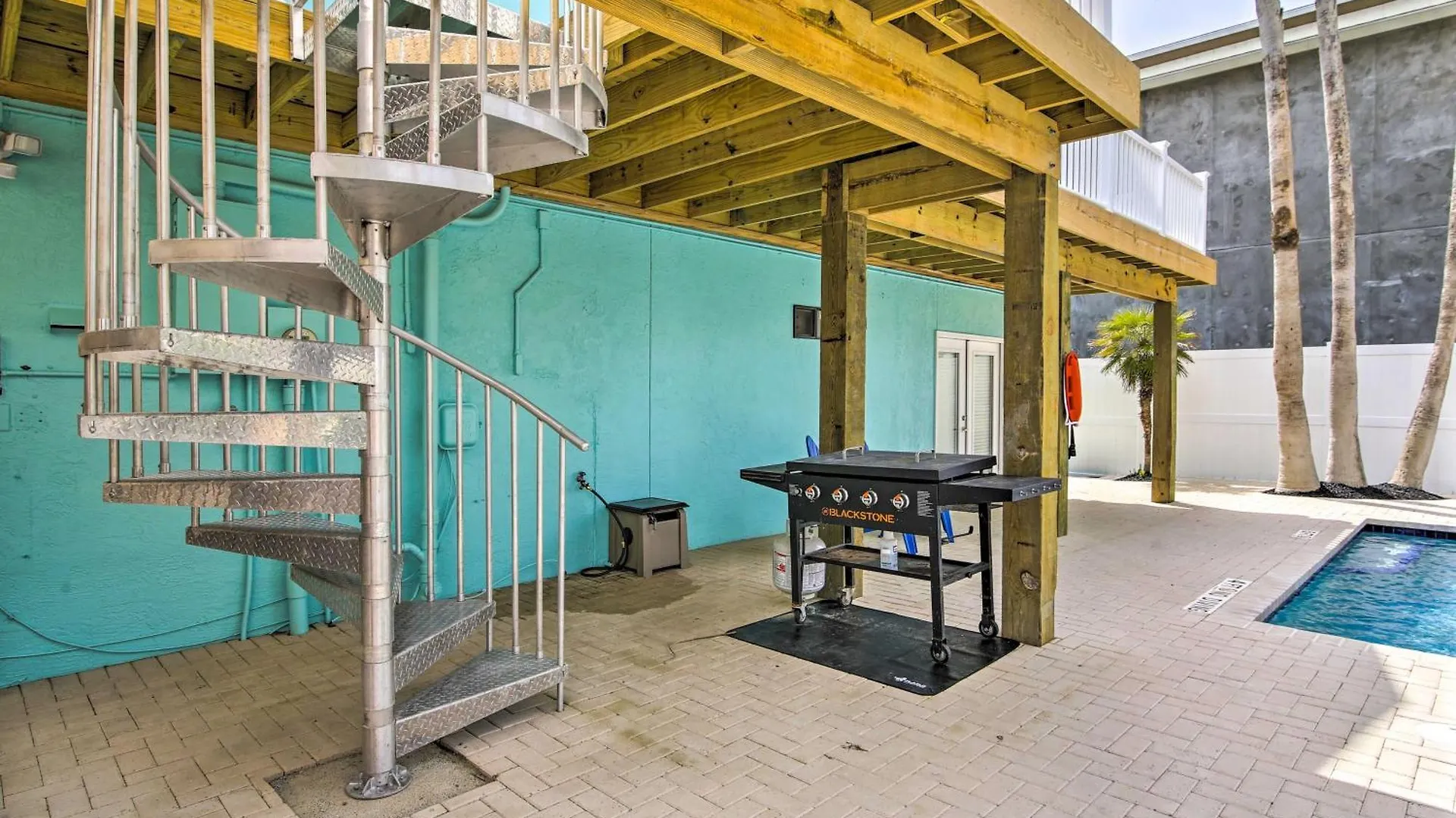 With Pool And Hot Tub Less Than 1 Block To Beach! * South Padre Island