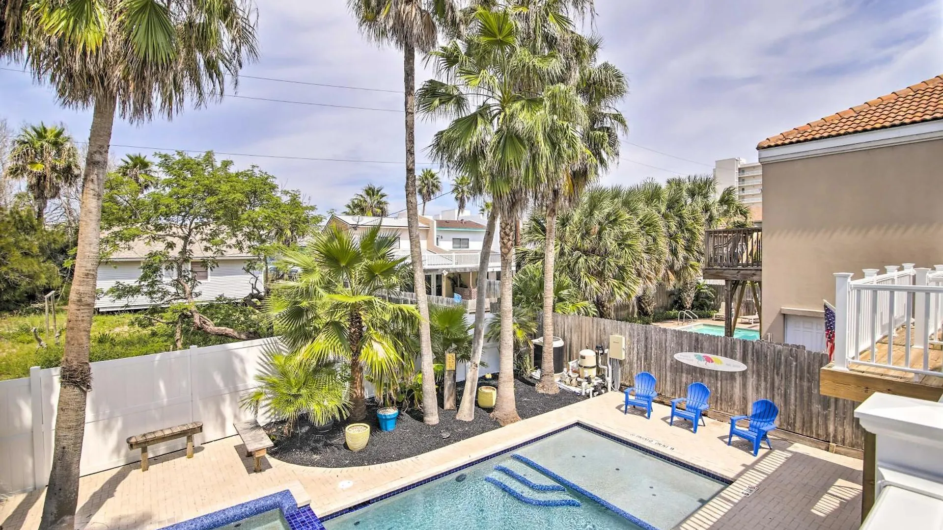With Pool And Hot Tub Less Than 1 Block To Beach! * South Padre Island