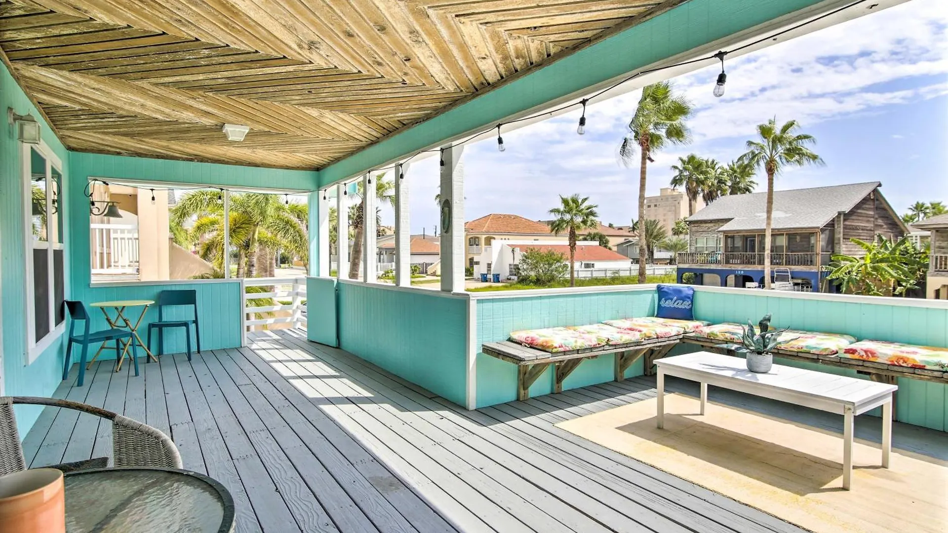 Holiday home With Pool And Hot Tub Less Than 1 Block To Beach!