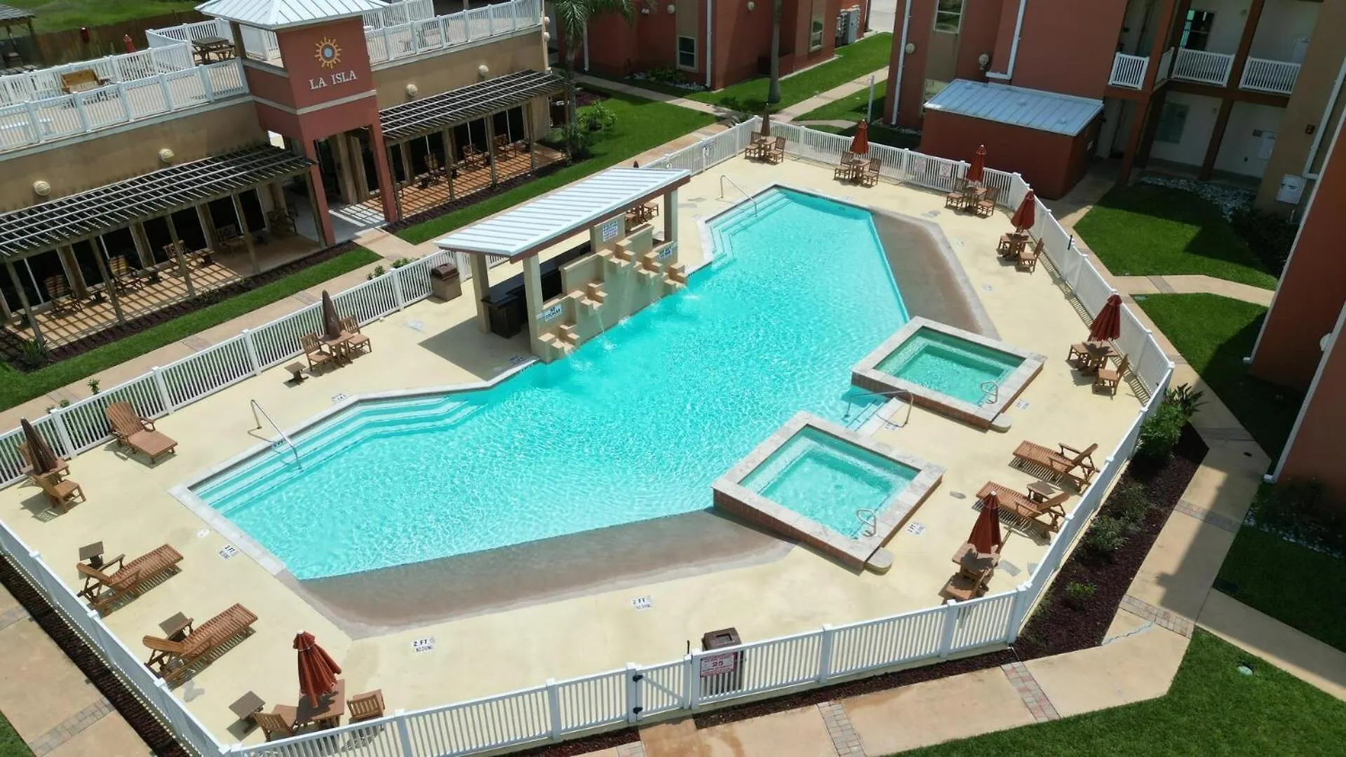 La Isla F102 Apartment