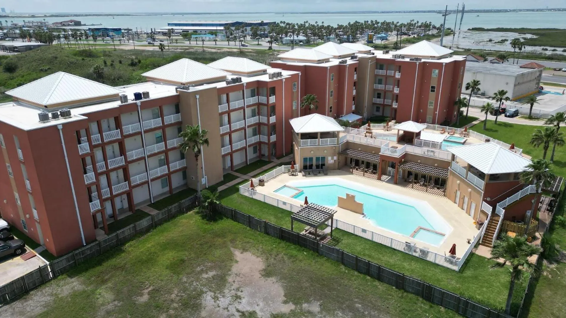 La Isla F102 Apartment