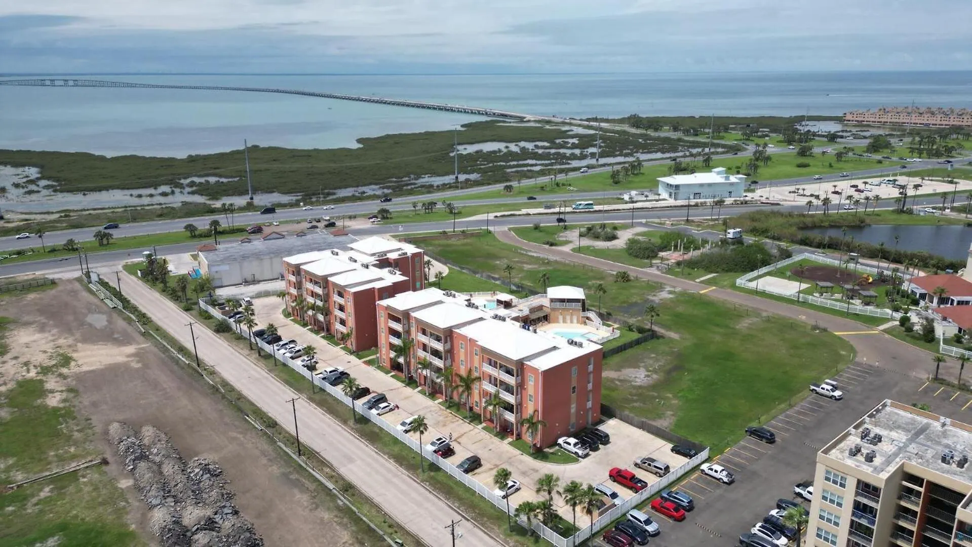 La Isla F102 Apartment