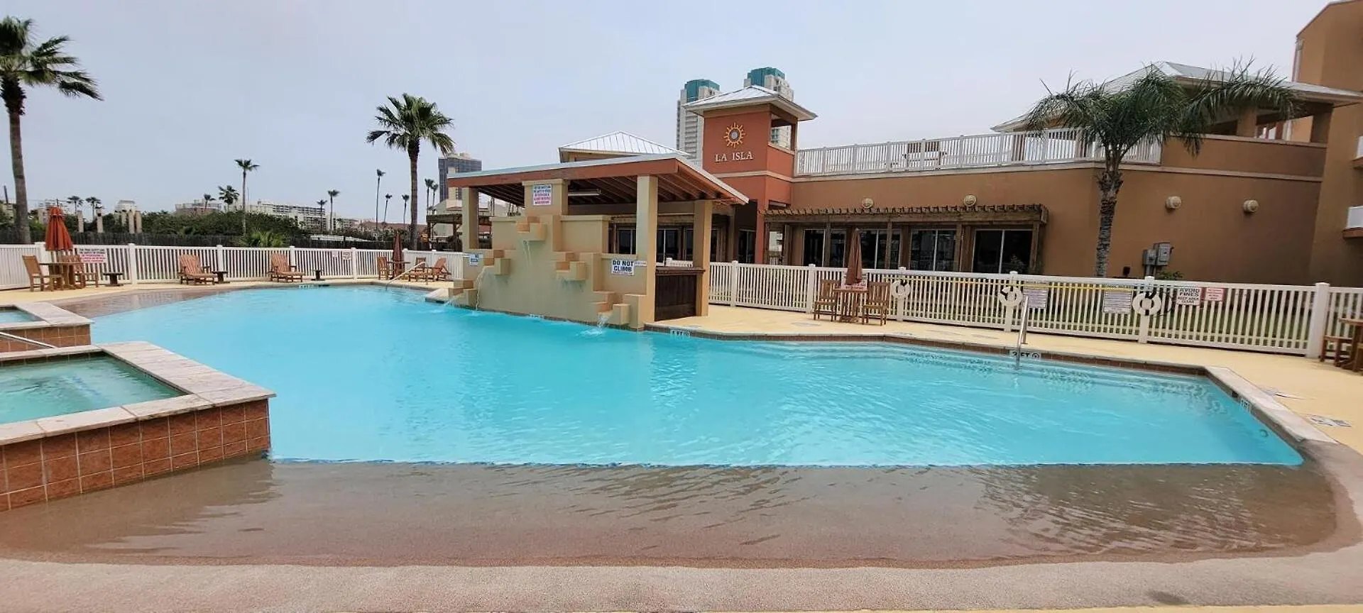 La Isla F102 Apartment *