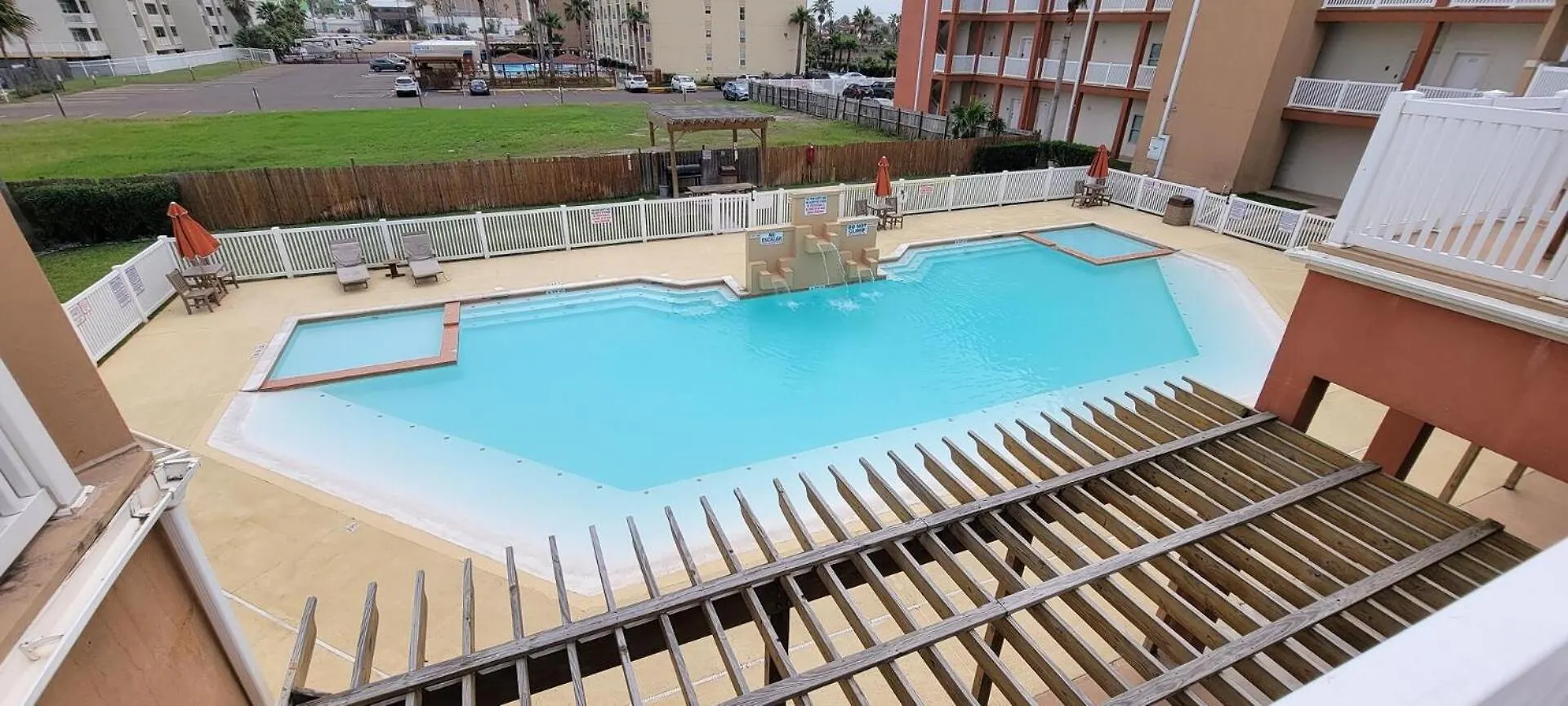 La Isla F102 Apartment