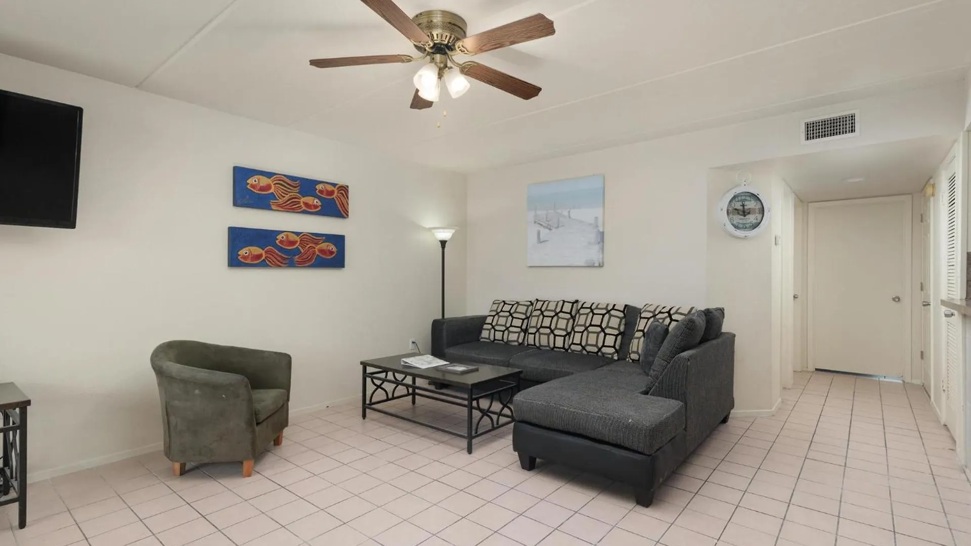 Lovely 2 Bed 2 Bath 2nd Floor By *