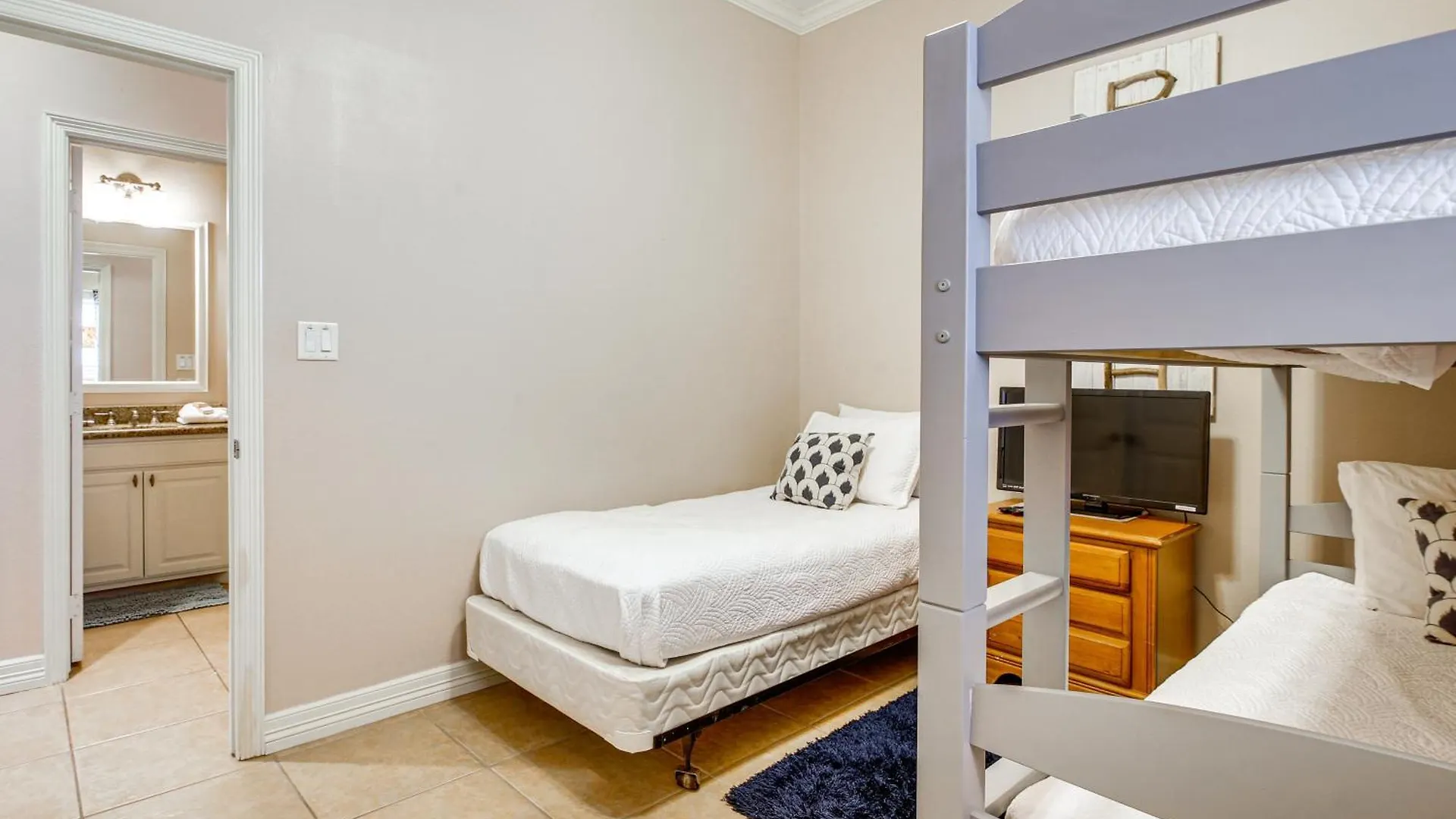 - Walk To The Beach! Apartment *