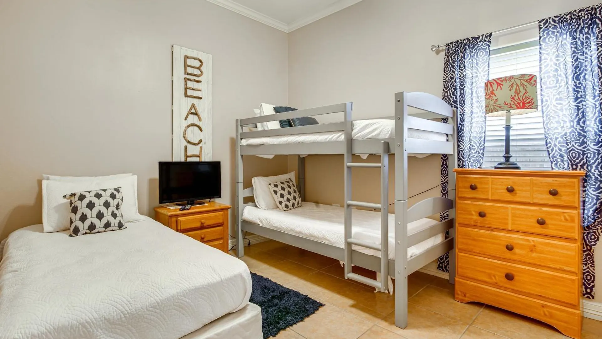 - Walk To The Beach! Apartment *