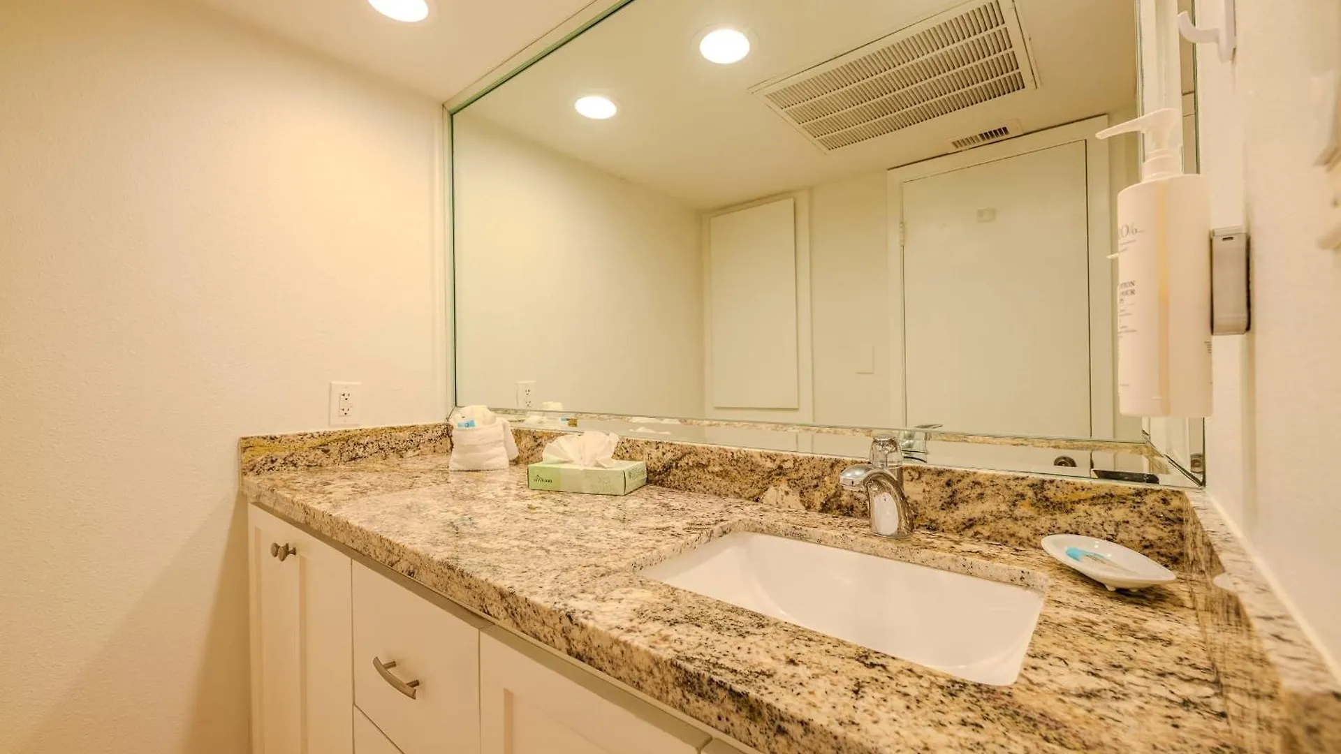 Kingfishers Retreat Serene 1br Escape With Balcony 207