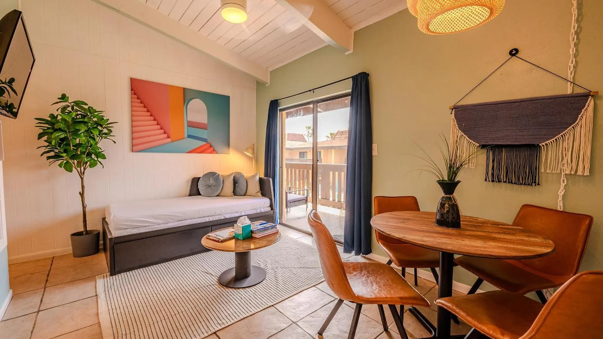 Kingfishers Retreat Serene 1br Escape With Balcony 207 *