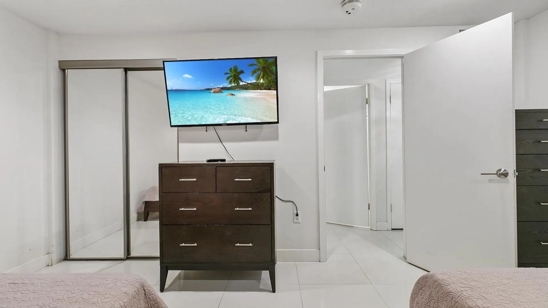 Holiday home Ground Level Pet-friendly Seconds From Beach