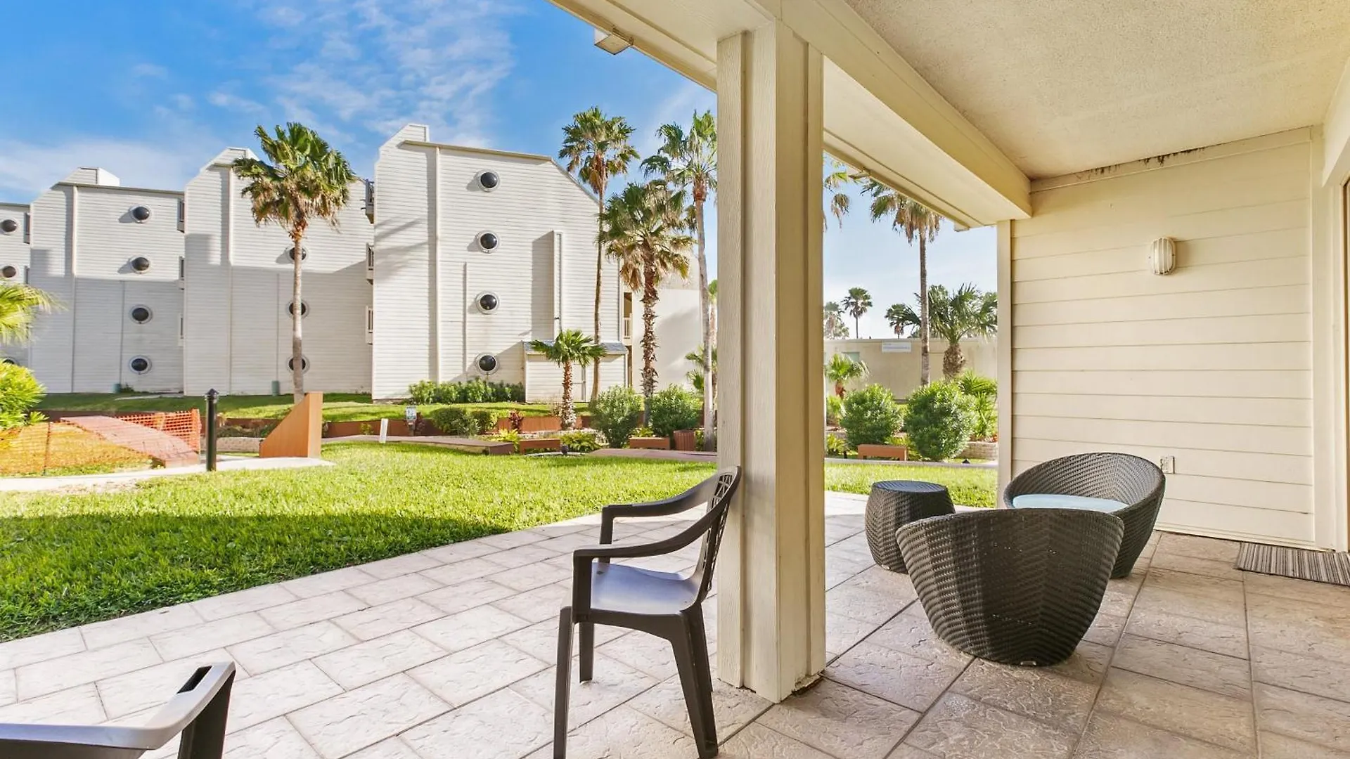 Ground Level Pet-friendly Seconds From Beach * South Padre Island
