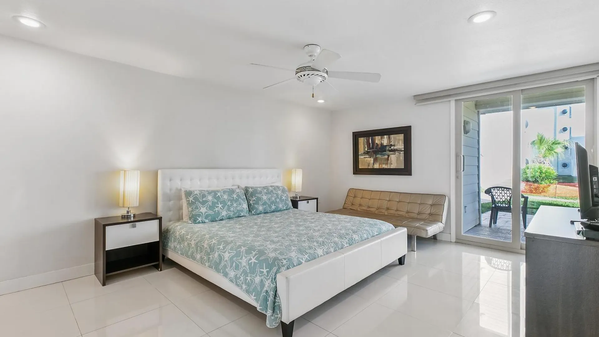 Holiday home Ground Level Pet-friendly Seconds From Beach