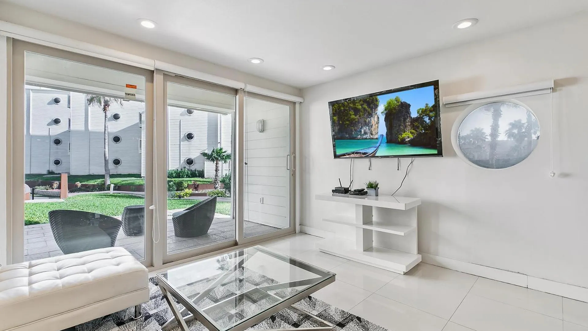 Ground Level Pet-friendly Seconds From Beach Holiday home