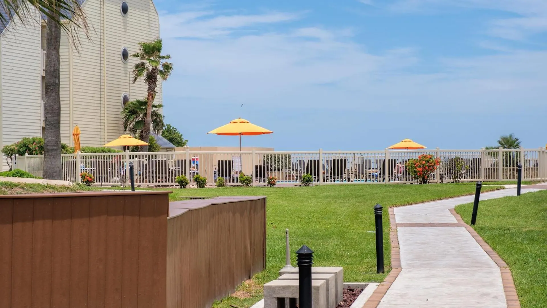 Ground Level Pet-friendly Seconds From Beach *