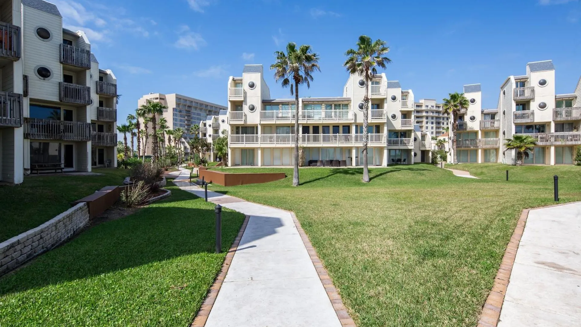 Holiday home Ground Level Pet-friendly Seconds From Beach *