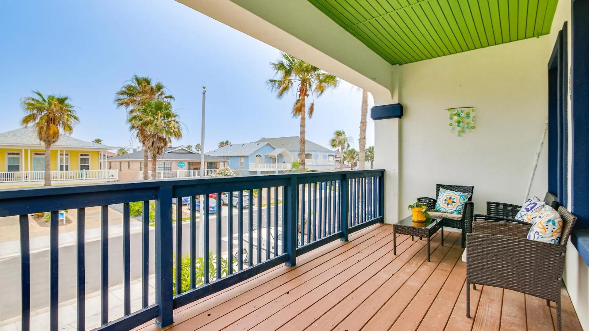 Oceanside Mars Oasis Heated Pool, Steps To Beach! Holiday home