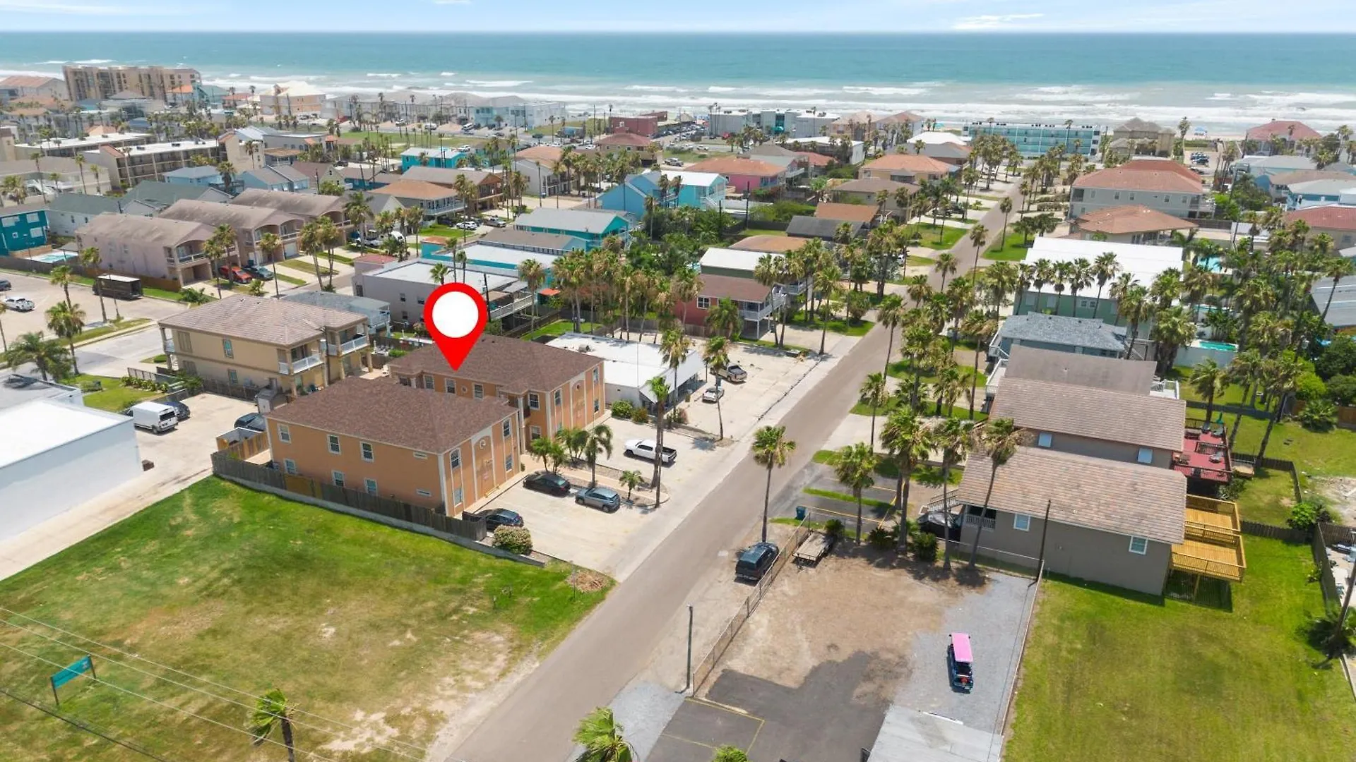 Luxury 3 Bed 2 Bath 2nd Floor By *
