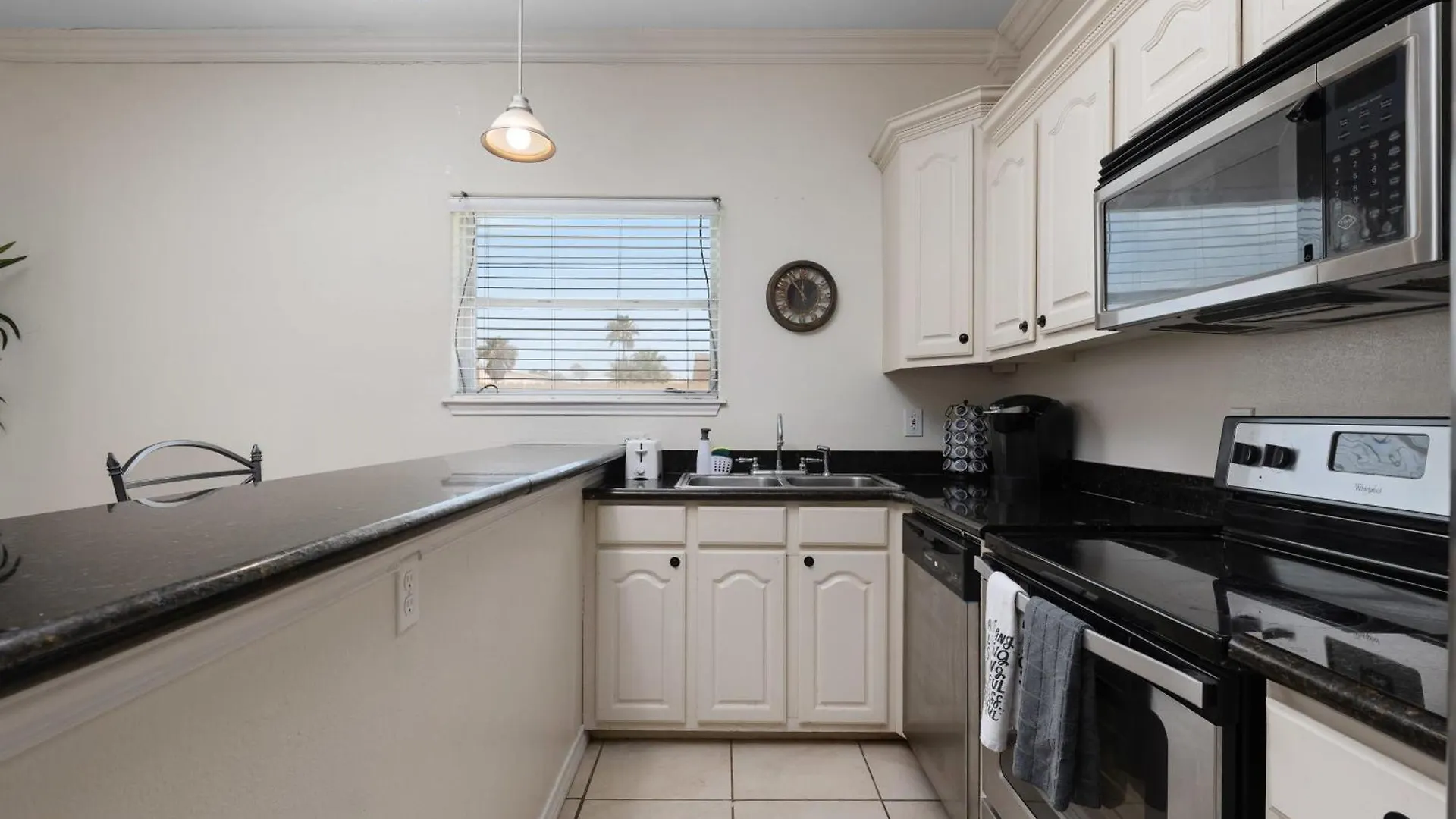 1st Floor 2 Bed 2 Bath W Pool By Holiday home *
