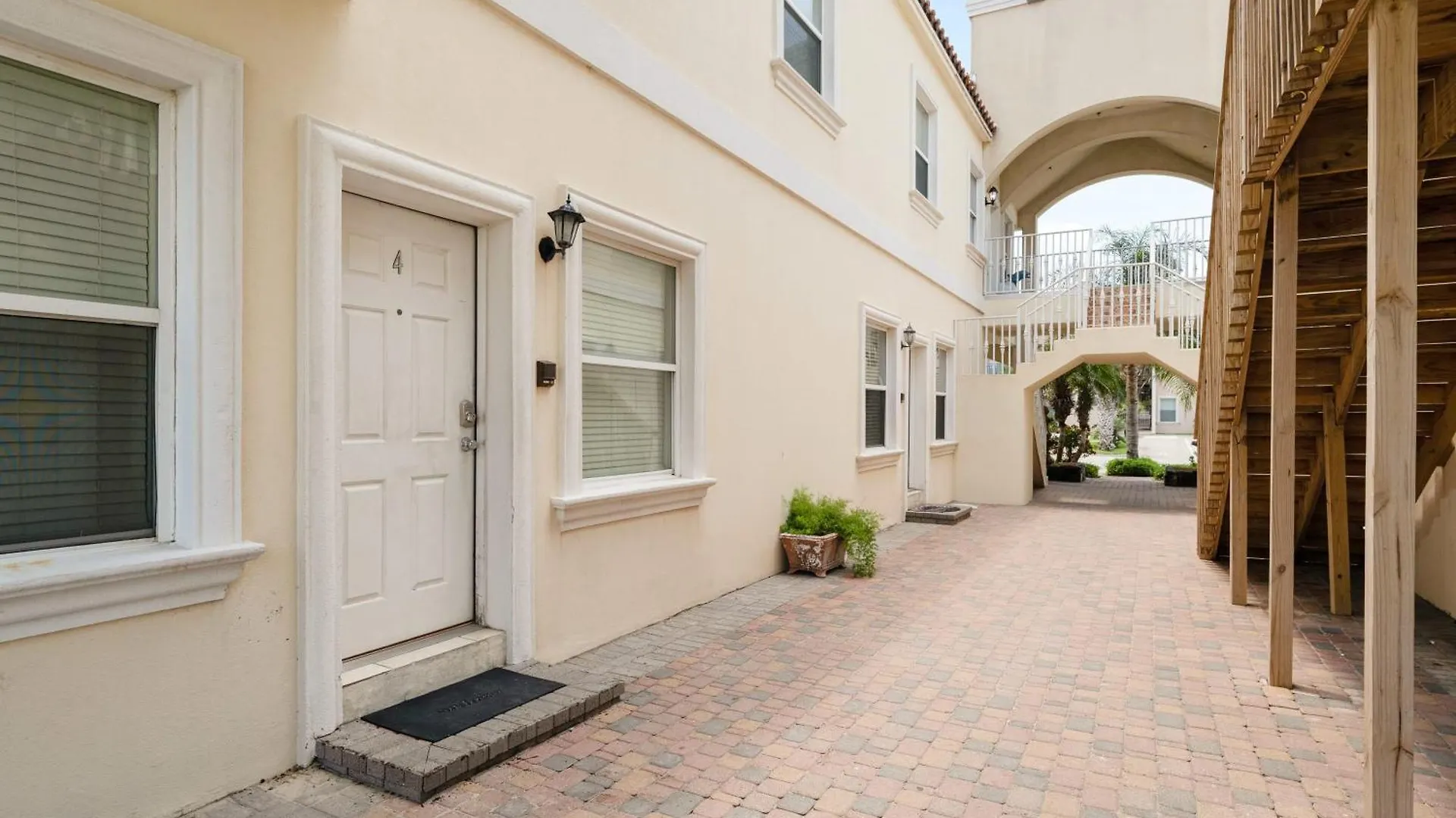 Holiday home 1st Floor 2 Bed 2 Bath W Pool By *