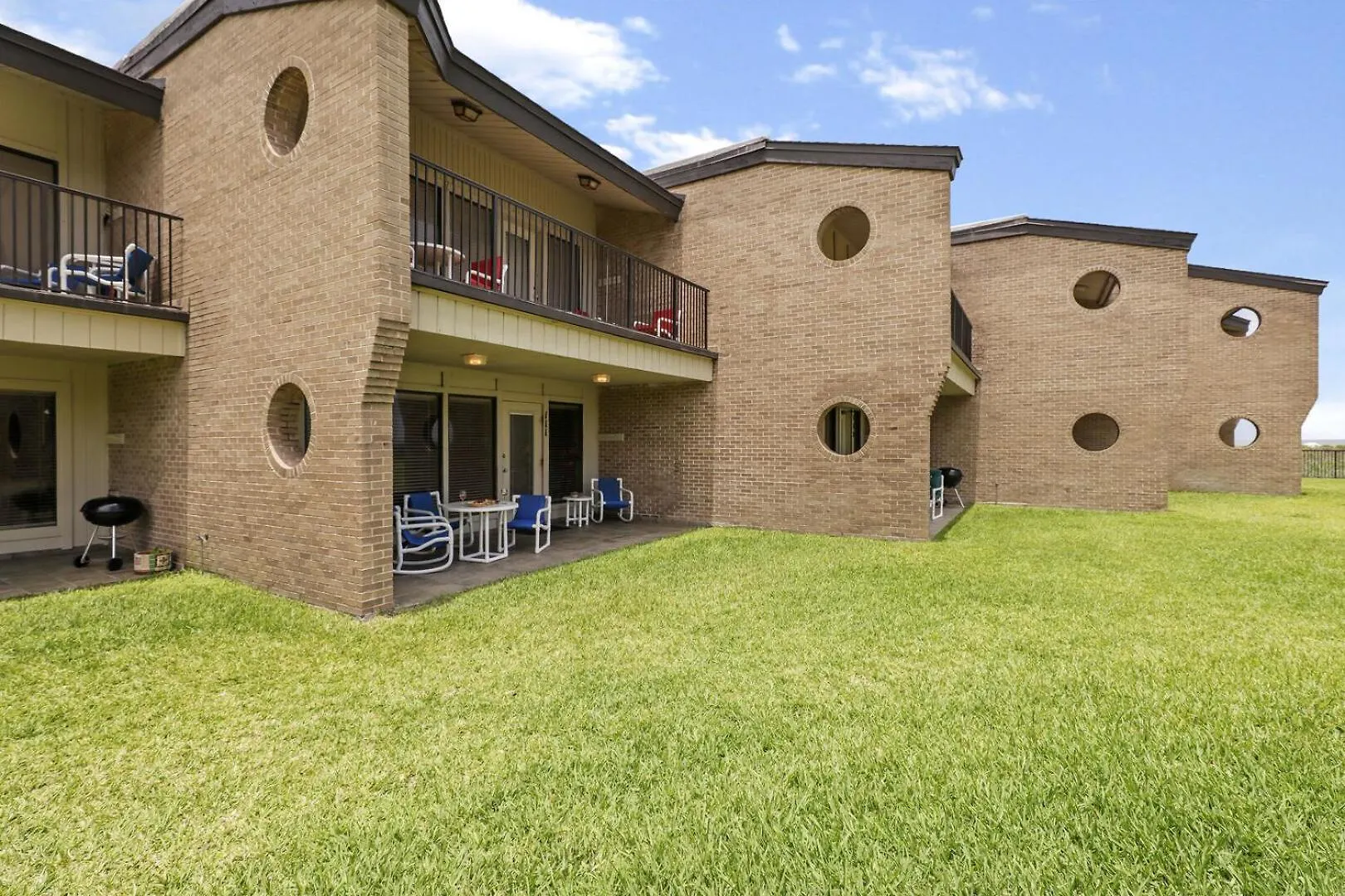 Ground Floor Beachfront Beauty! Steps To The And Pool