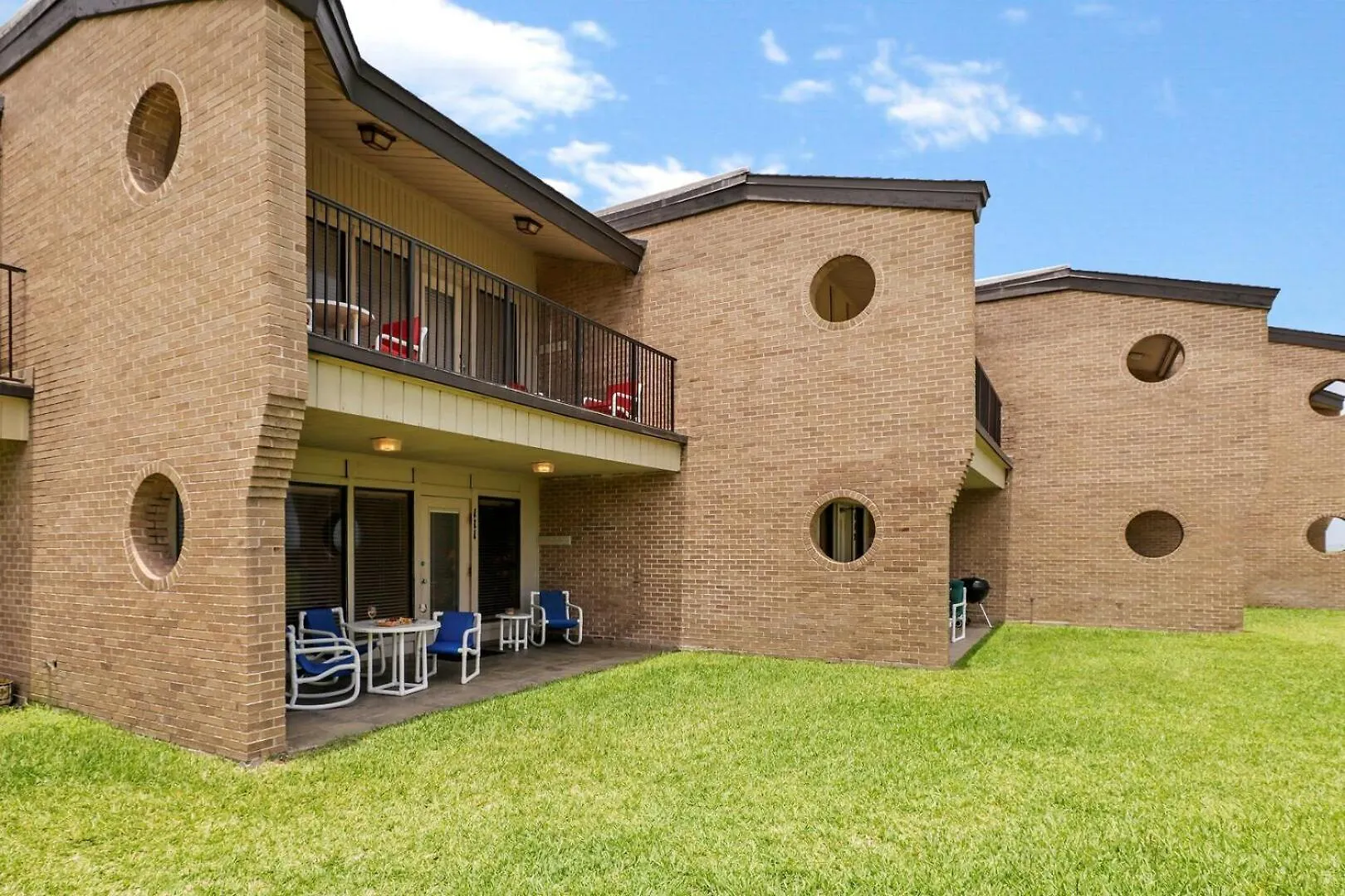 Holiday home Ground Floor Beachfront Beauty! Steps To The And Pool