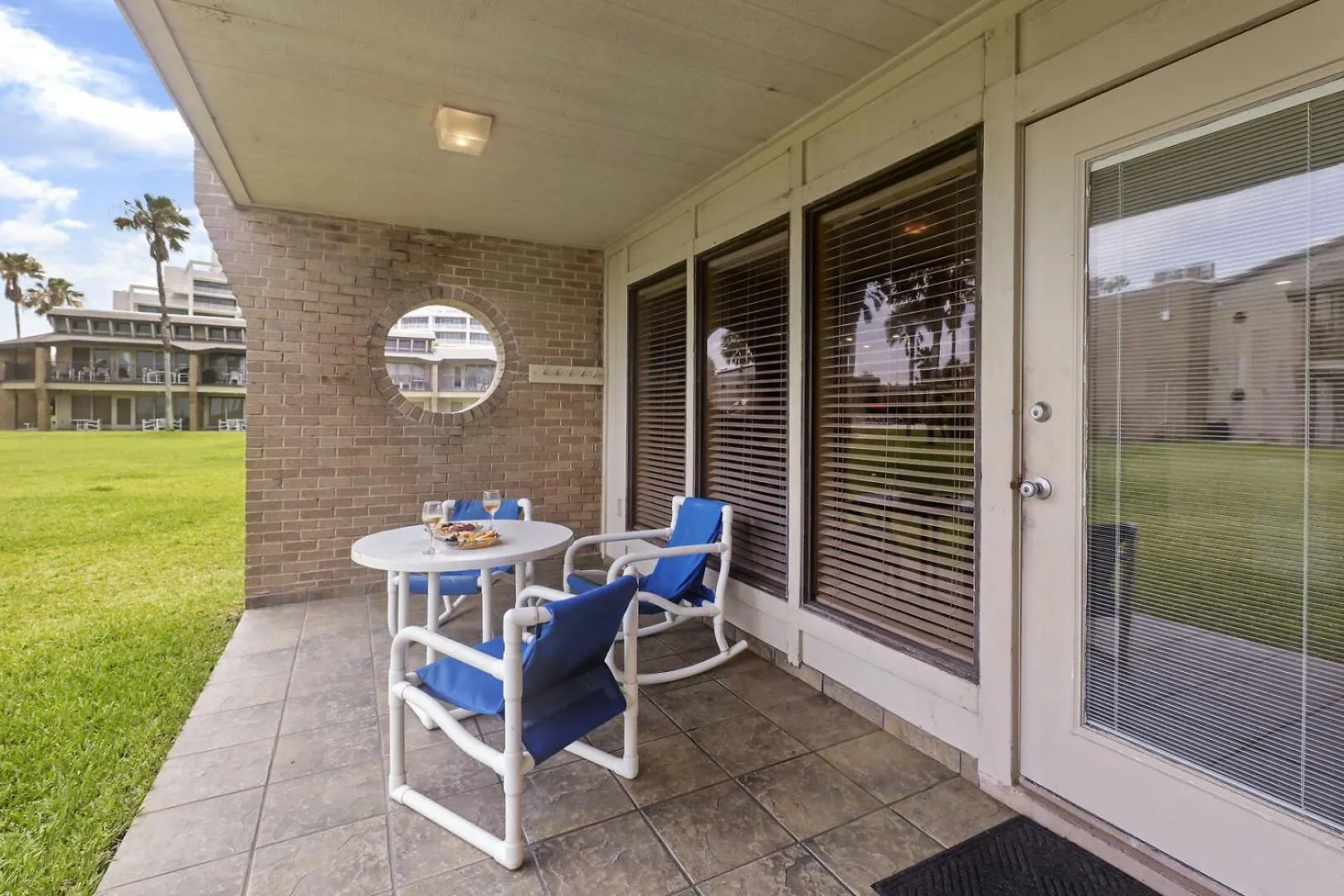 Ground Floor Beachfront Beauty! Steps To The And Pool * South Padre Island