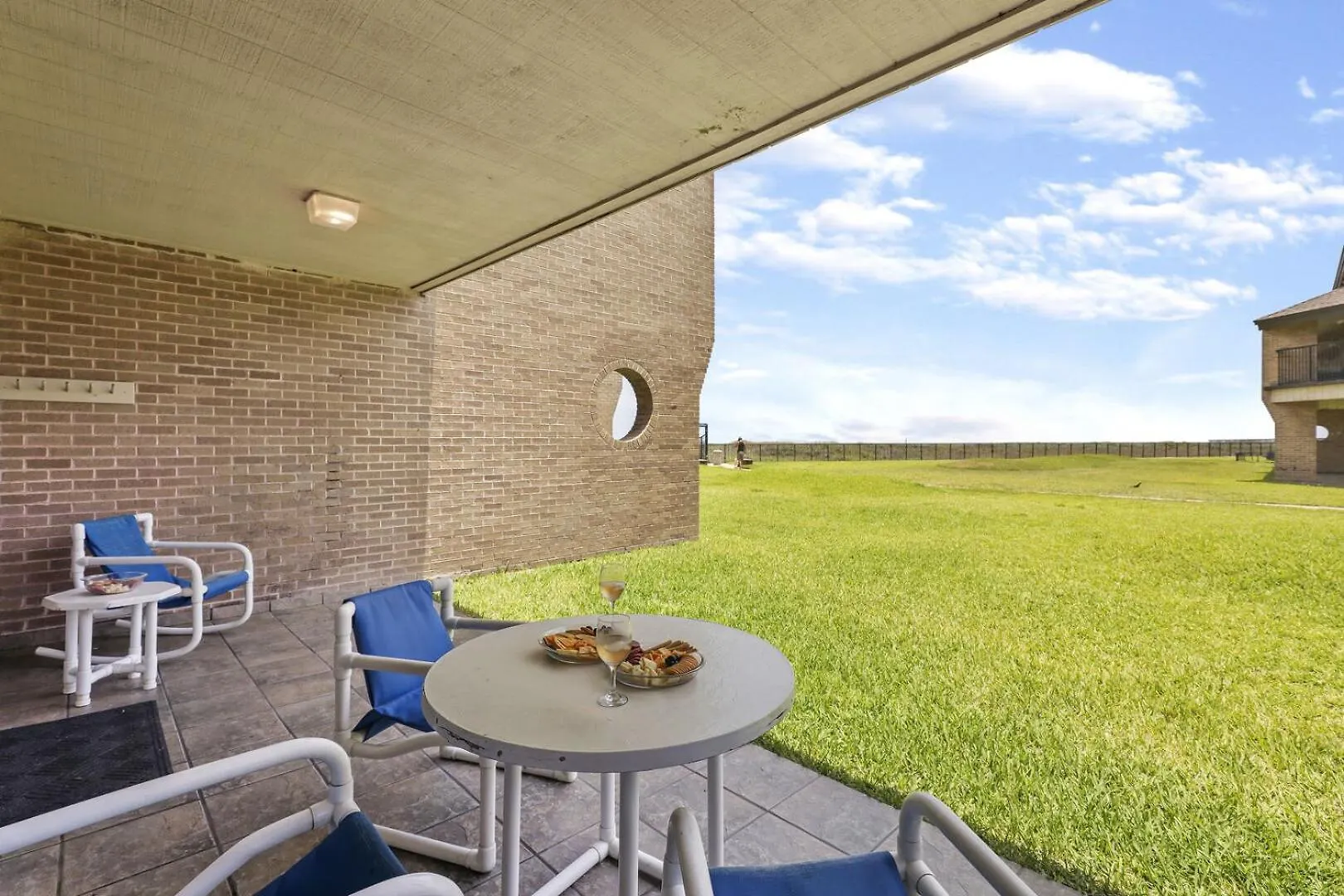 Holiday home Ground Floor Beachfront Beauty! Steps To The And Pool
