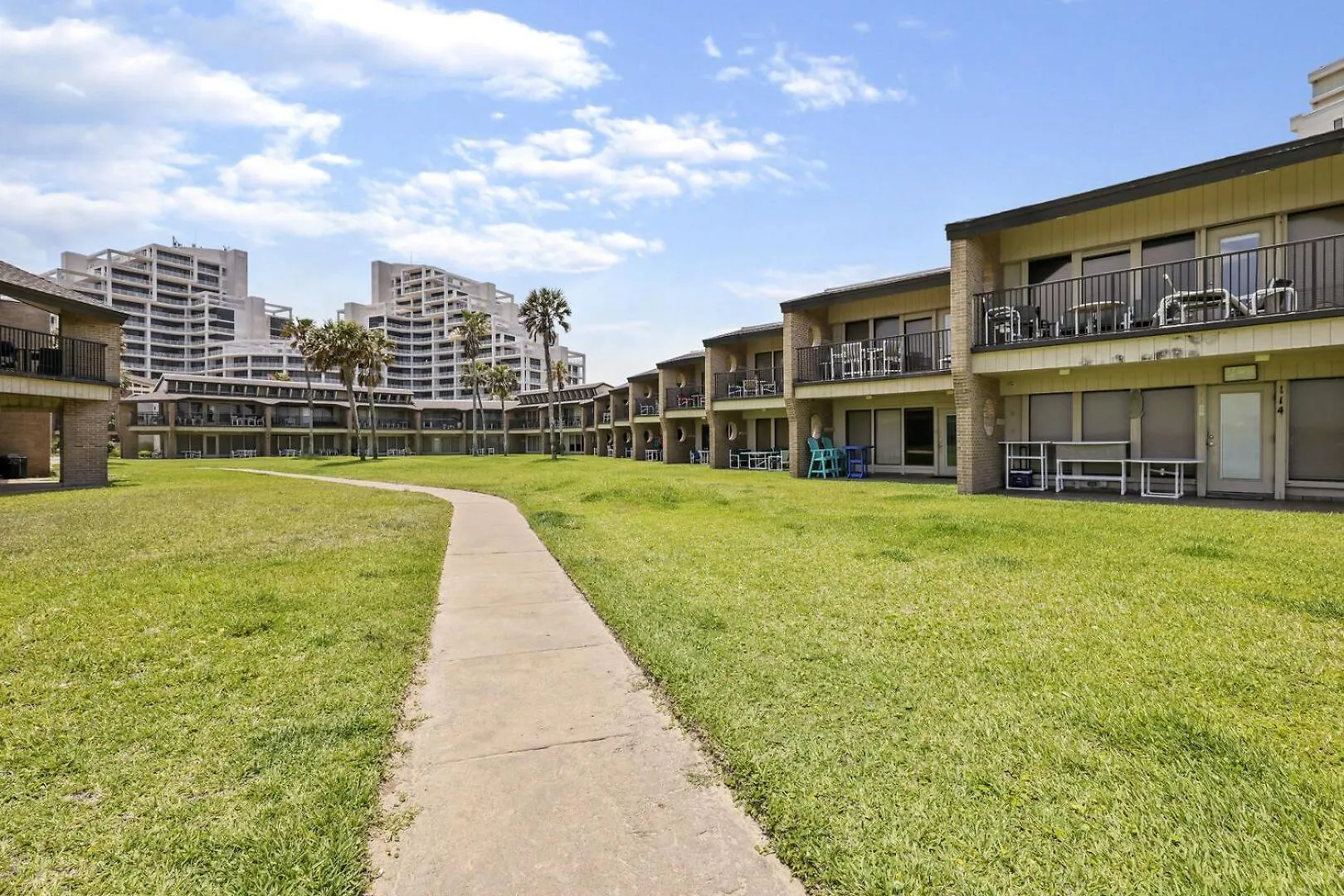 Ground Floor Beachfront Beauty! Steps To The And Pool Holiday home South Padre Island